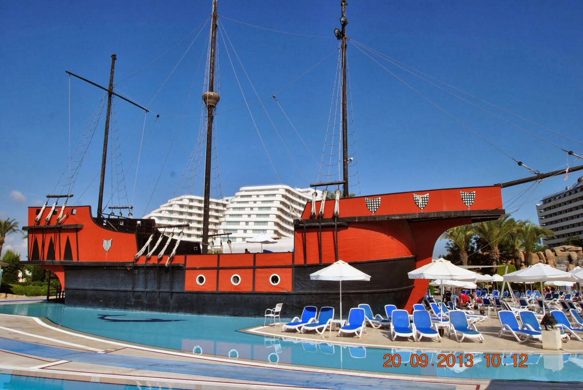 imagini hotel TITANIC LARA